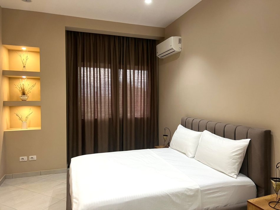 Tirane, jepet me qera apartament 1+1+Ballkon Kati 2, 75 m² 600 € (kopshti botanik)