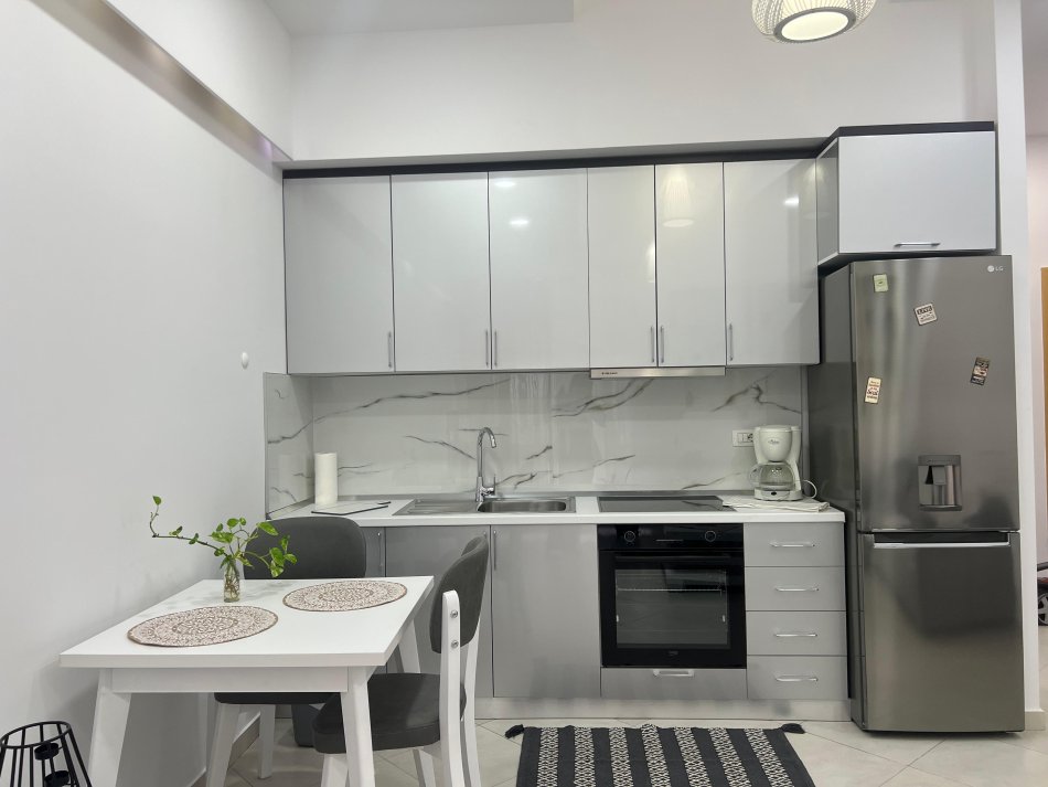 Tirane, jepet me qera apartament 1+1 Kati 2, 75 m² 600 € (xhamia selites)