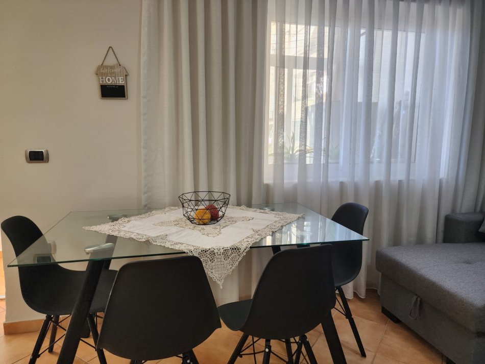 Tirane, jepet me qera apartament 1+1+Ballkon Kati 2, 60 m² 500 € (Selvia)