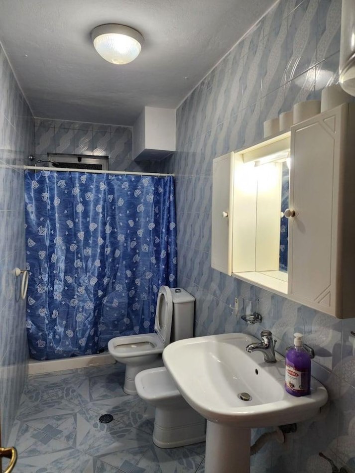 Tirane, jepet me qera apartament 1+1+Ballkon Kati 2, 60 m² 500 € (Selvia)