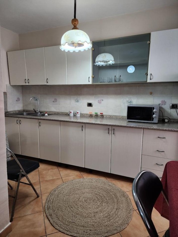 Tirane, jepet me qera apartament 1+1+Ballkon Kati 2, 60 m² 500 € (Selvia)