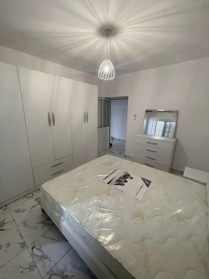 Tirane, jepet me qera apartament 1+1 Kati 1, 55 m² 380 € (kinostudio)