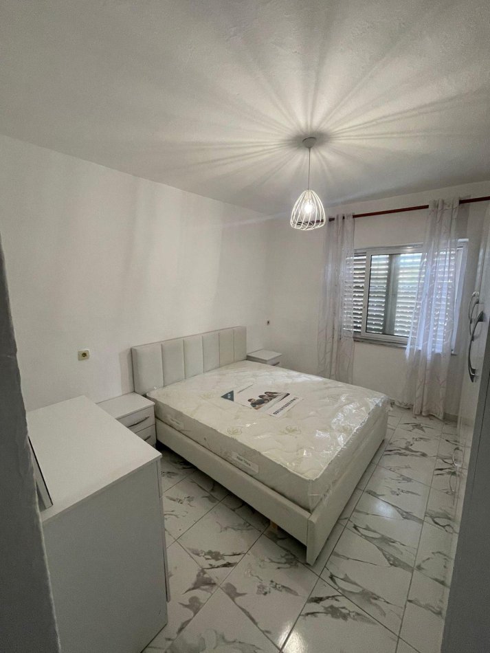 Tirane, jepet me qera apartament 1+1 Kati 1, 55 m² 380 € (kinostudio)
