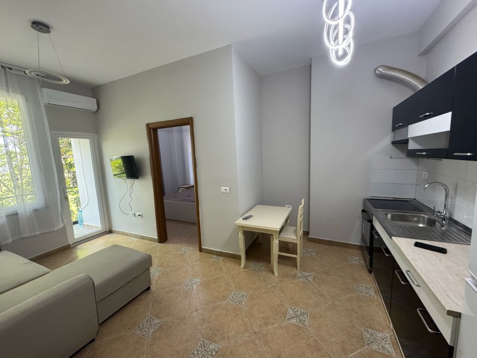 Tirane, jepet me qera apartament 2+1+Ballkon Kati 2, 180 m² 500 € (Qyteti studenti)