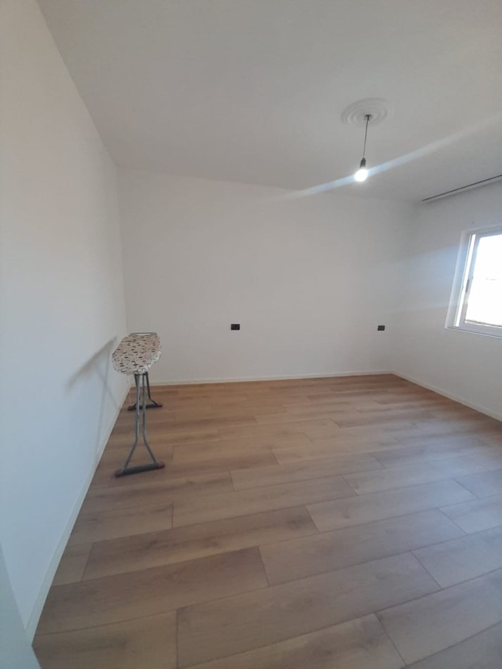 Tirane, jepet me qera apartament 1+1+Ballkon Kati 4, 52 m² 400 € (rruga e kavajes)