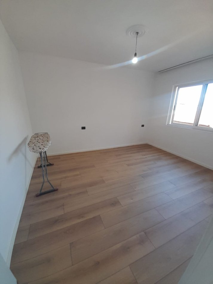 Tirane, jepet me qera apartament 1+1+Ballkon Kati 4, 52 m² 400 € (rruga e kavajes)