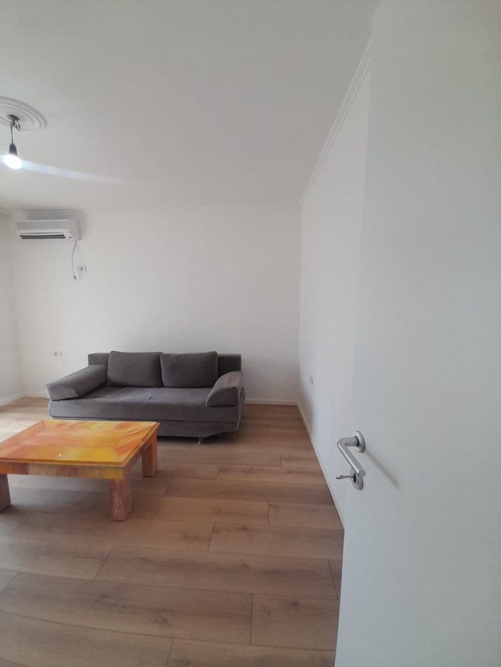 Tirane, jepet me qera apartament 1+1+Ballkon Kati 4, 52 m² 400 € (rruga e kavajes)