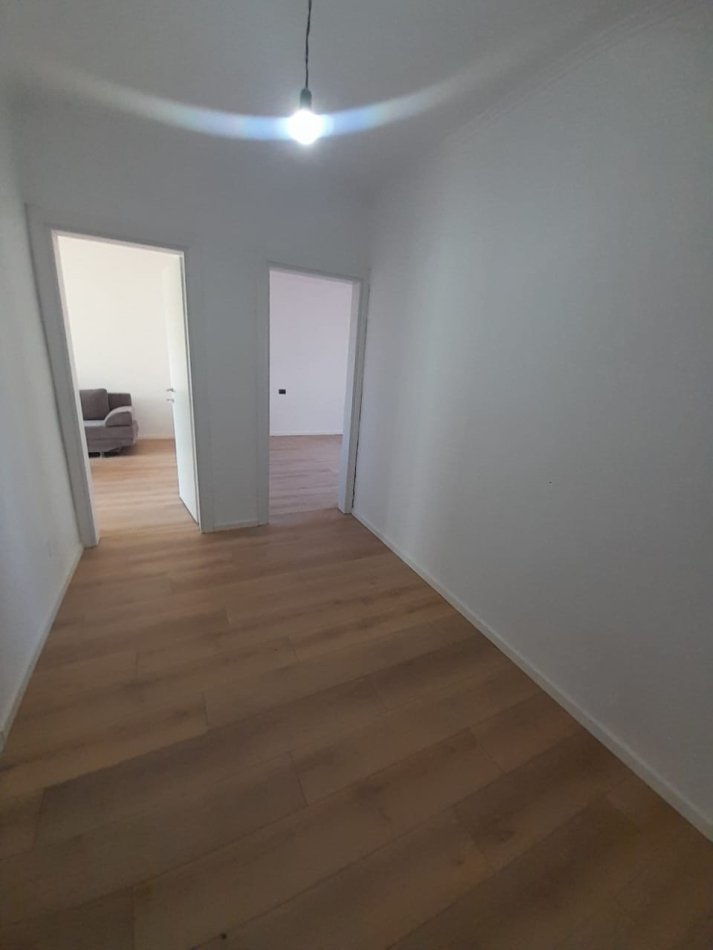 Tirane, jepet me qera apartament 1+1+Ballkon Kati 4, 52 m² 400 € (rruga e kavajes)