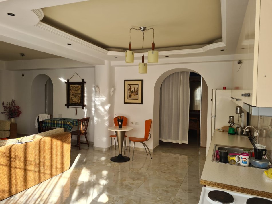 Tirane, jepet me qera apartament 2+1+Ballkon Kati 1, 400 m² 400 € (Qyteti studenti)