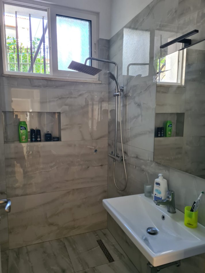 Tirane, jepet me qera apartament 2+1+Ballkon Kati 1, 400 m² 400 € (Qyteti studenti)