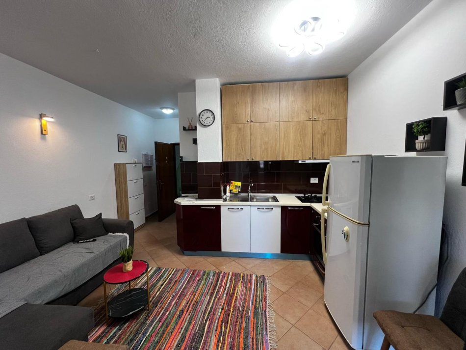 Tirane, jepet me qera apartament 1+1+Ballkon Kati 3, 60 m² 500 € (Rruga 5 Maj)