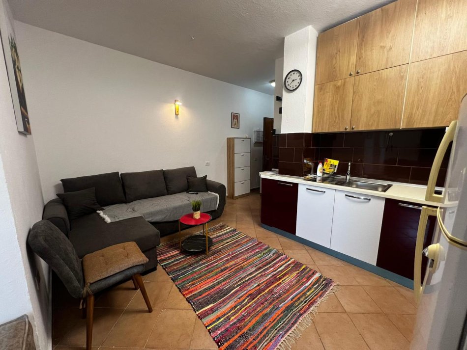 Tirane, jepet me qera apartament 1+1+Ballkon Kati 3, 60 m² 500 € (Rruga 5 Maj)