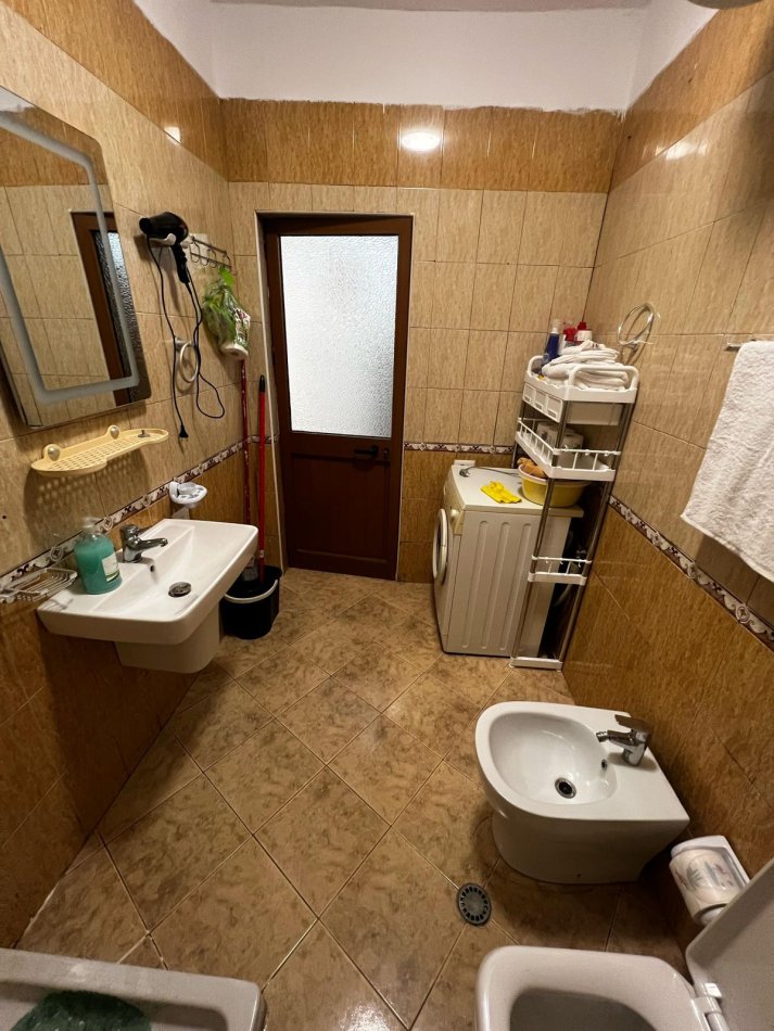 Tirane, jepet me qera apartament 1+1+Ballkon Kati 3, 60 m² 500 € (Rruga 5 Maj)