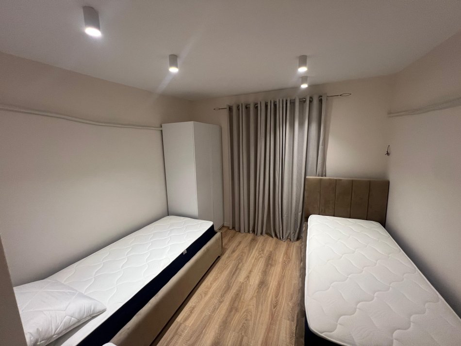 Tirane, jepet me qera apartament 2+1+Ballkon Kati 1, 93 m² 1.100 € (Qender)