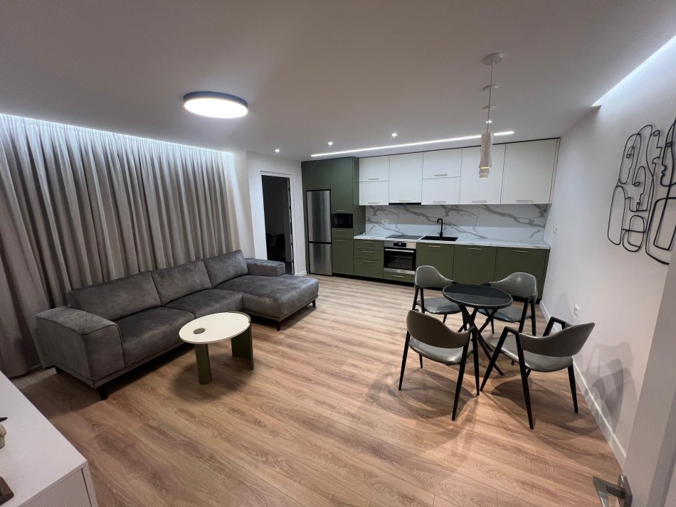 Tirane, jepet me qera apartament 2+1+Ballkon Kati 1, 93 m² 1.100 € (Qender)