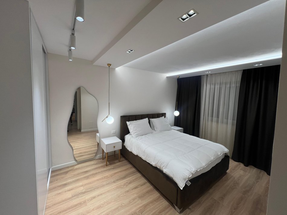 Tirane, jepet me qera apartament 2+1+Ballkon Kati 1, 93 m² 1.100 € (Qender)