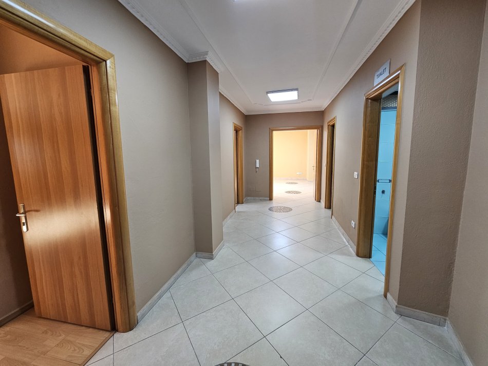 Tirane, jepet me qera zyre Kati 3, 160 m² 1.030 € (Qender, Pas Eye of Tirana)