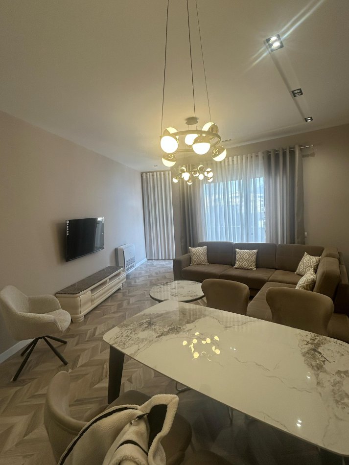 Tirane, jepet me qera apartament 2+1+Ballkon Kati 7, 120 m² 1.200 € (Sheshi Skenderbej)