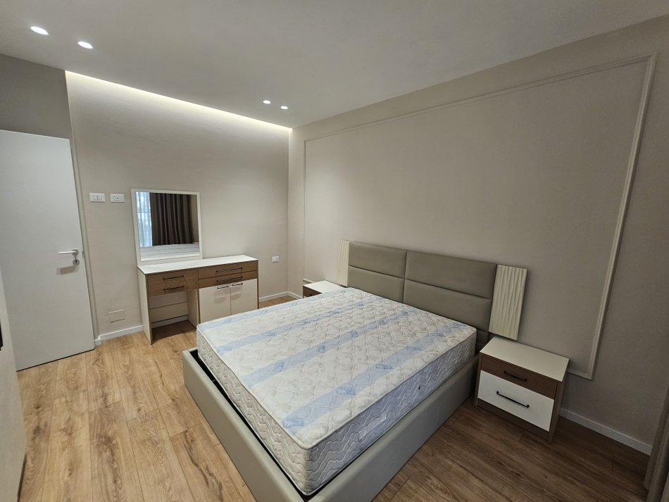 Tirane, jepet me qera apartament 2+1+Ballkon Kati 7, 80 m² 600 € (Bulevardi i Ri)