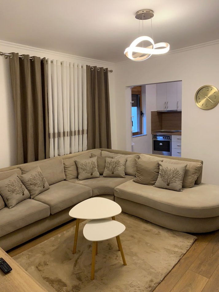 Tirane, jepet me qera apartament 3+1+Ballkon Kati 3, 82 m² 700 € (Pazari ri)