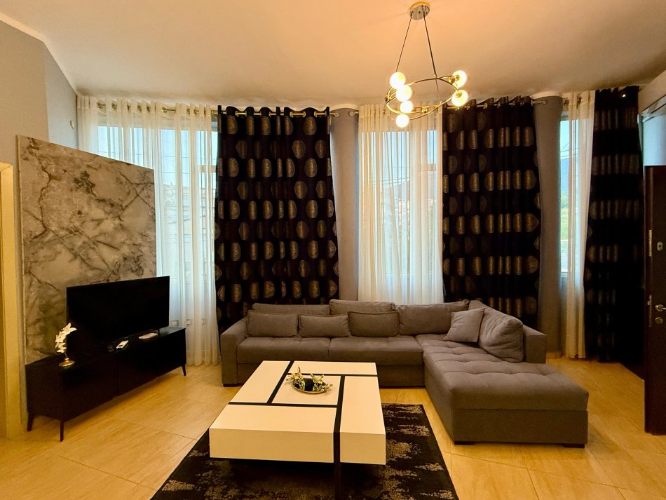 Tirane, jap me qera apartament 1+1 Kati 1, 64 m² 400 € (FRESK)