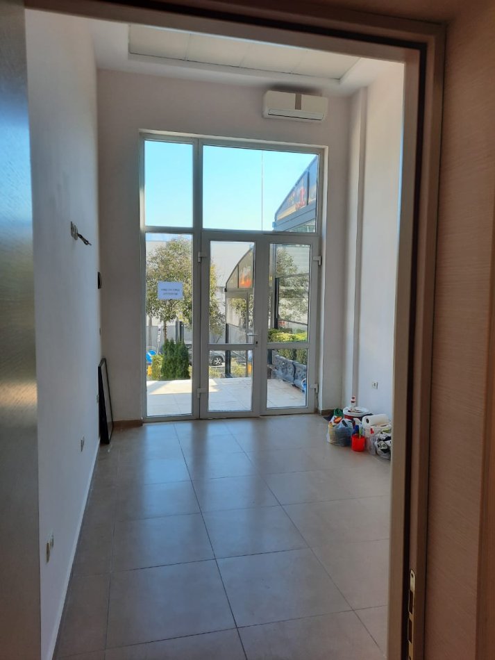 Tirane, jepet me qera ambjent biznesi Kati 0, 22 m² 350 € (Rruga Liqeni i Thate)