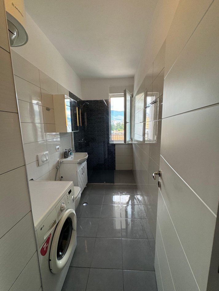 Tirane, jepet me qera apartament 2+1+Ballkon Kati 5, 96 m² 800 € 