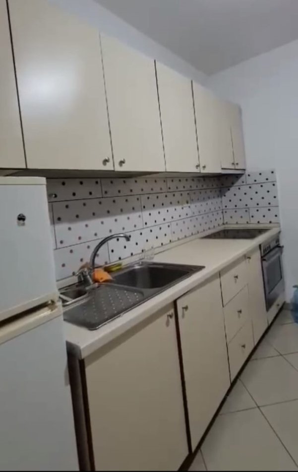 Tirane, jepet me qera apartament 3+1+Ballkon Kati 2, 130 m² 550 € (ali visha)