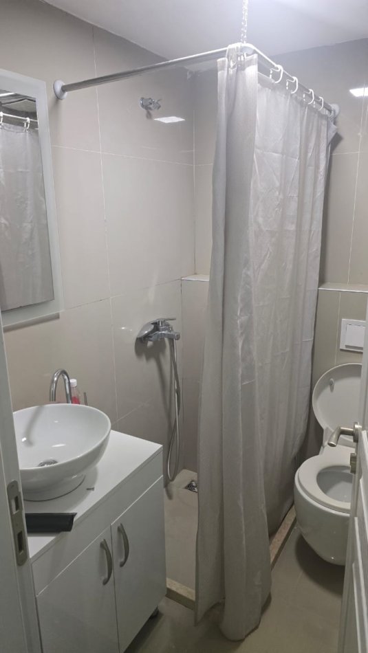 Tirane, jepet me qera apartament 1+1+Ballkon Kati 1, 59 m² 500 € (Yzberisht)