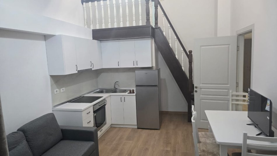 Tirane, jepet me qera apartament 1+1+Ballkon Kati 1, 59 m² 500 € (Yzberisht)
