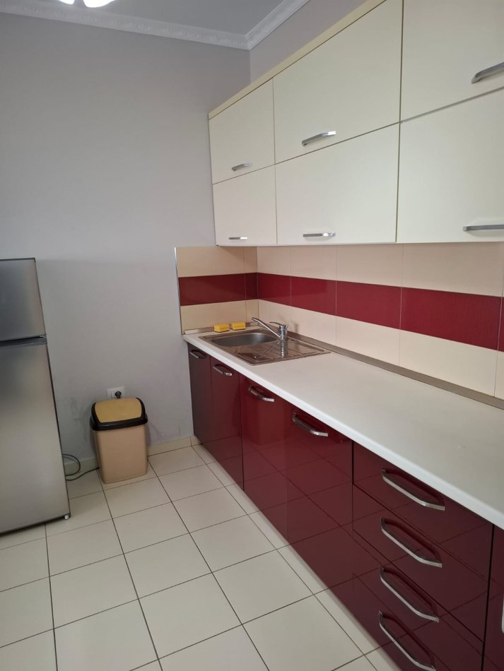 Tirane, jepet me qera apartament 1+1 Kati 3, 69 m² 420 € (Rruga Kristo Pano)
