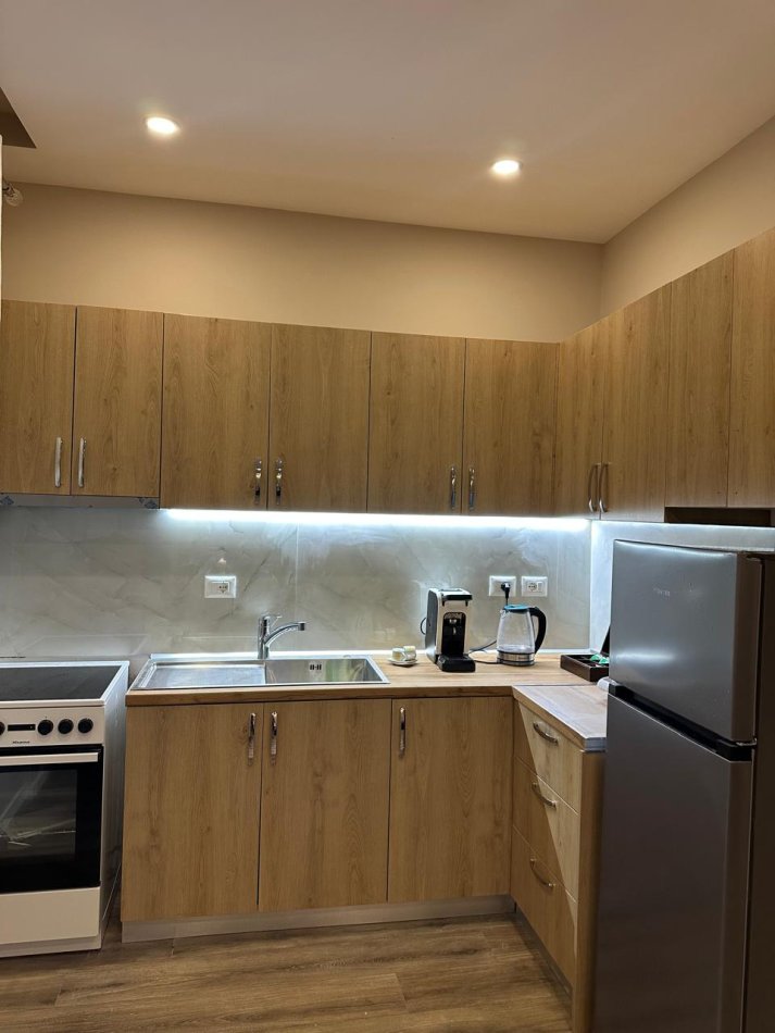 Tirane, jepet me qera apartament 1+1 Kati 3, 65 m² 650 € te Pazari i Ri