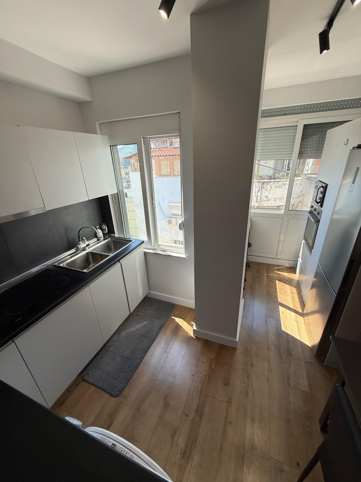 Tirane, jepet me qera apartament 1+1 Kati 11, 70 m² 700 € Komuna e Parisit