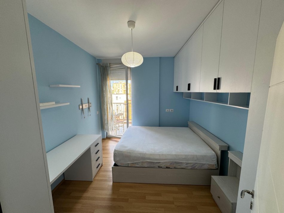 Tirane, jepet me qera apartament 1+1+Ballkon Kati 5, 100 m² 800 € (Blloku ambasadave)