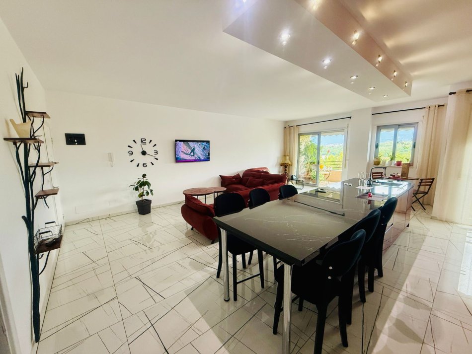 Tirane, jepet me qera apartament 2+1 Kati 4, 130 m² 1.000 € (Liqeni i Thate)