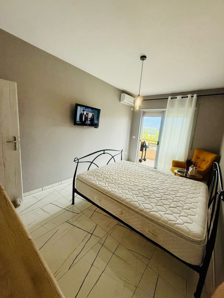 Tirane, jepet me qera apartament 2+1 Kati 4, 130 m² 1.000 € (Liqeni i Thate)