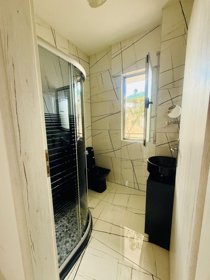 Tirane, jepet me qera apartament 2+1 Kati 4, 130 m² 1.000 € (Liqeni i Thate)