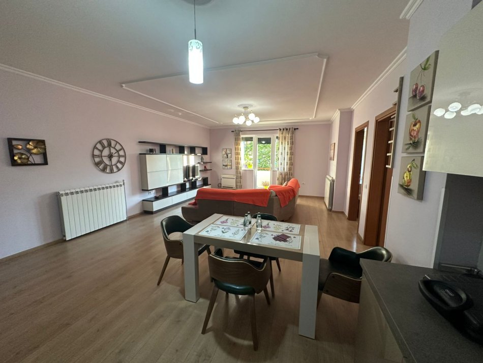 Tirane, jepet me qera apartament 2+1 Kati 2, 117 m² 650 € (Rruga Shyqyri Ishmi)