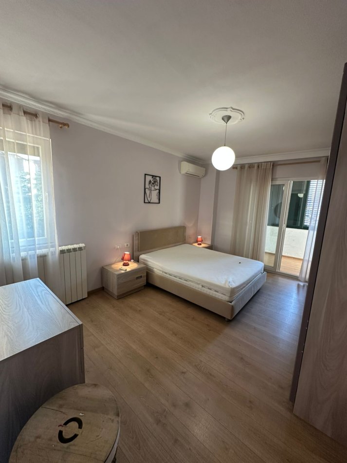 Tirane, jepet me qera apartament 1+1+Ballkon Kati 2, 107 m² 650 € (Rr elbasanit)