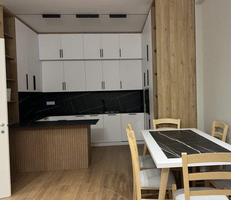Tirane, jepet me qera apartament 2+1+Ballkon Kati 5, 100 m² 700 € (ish dogana)
