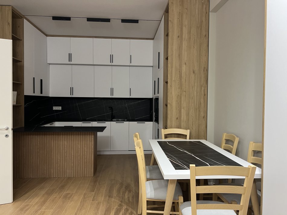 Tirane, jepet me qera apartament 2+1+Ballkon Kati 5, 100 m² 700 € (Dogana)