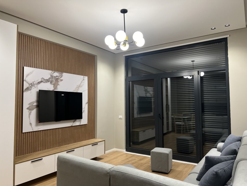 Tirane, jepet me qera apartament 2+1+Ballkon Kati 5, 100 m² 700 € (laprake)