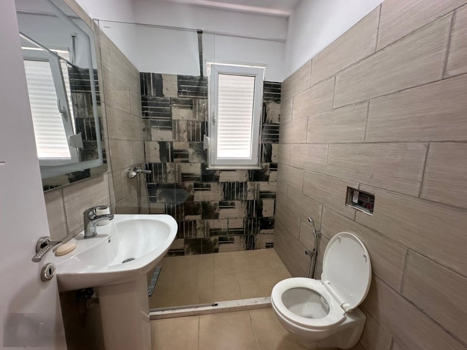 Tirane, jepet me qera apartament 1+1+Ballkon Kati 3, 70 m² 550 € (Selite)