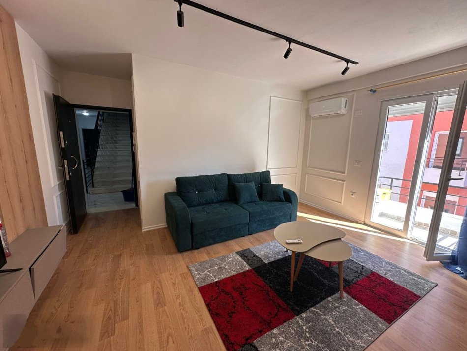 Tirane, jepet me qera apartament 1+1+Ballkon Kati 3, 70 m² 550 € (Selite)
