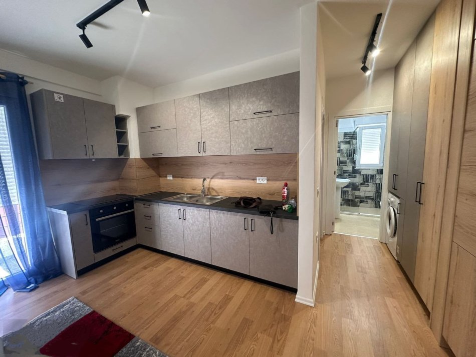 Tirane, jepet me qera apartament 1+1+Ballkon Kati 3, 70 m² 550 € (Selite)