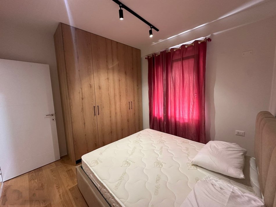 Tirane, jepet me qera apartament 1+1+Ballkon Kati 3, 70 m² 550 € (Selite)