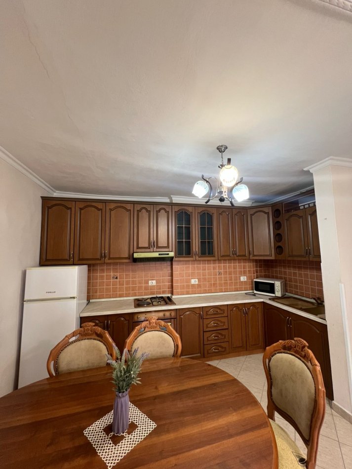 Tirane, jepet me qera apartament 1+1 Kati 5, 65 m² 360 € (Prane Xhamllikut)