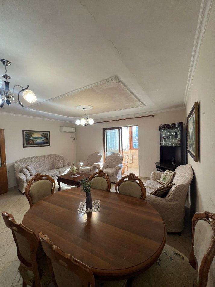 Tirane, jepet me qera apartament 1+1 Kati 5, 65 m² 360 € (Prane Xhamllikut)