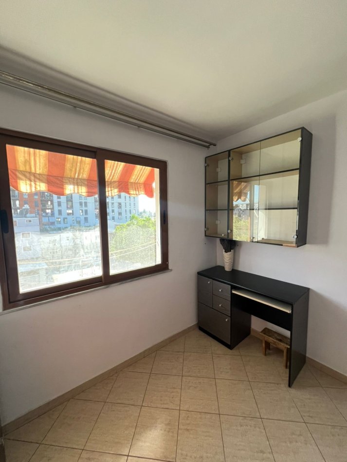 Tirane, jepet me qera apartament 1+1 Kati 5, 65 m² 360 € (Prane Xhamllikut)