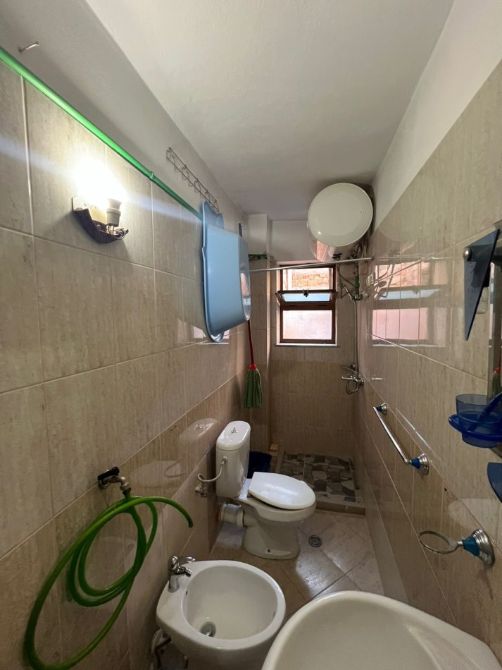 Tirane, jepet me qera apartament 1+1 Kati 5, 65 m² 360 € (Prane Xhamllikut)